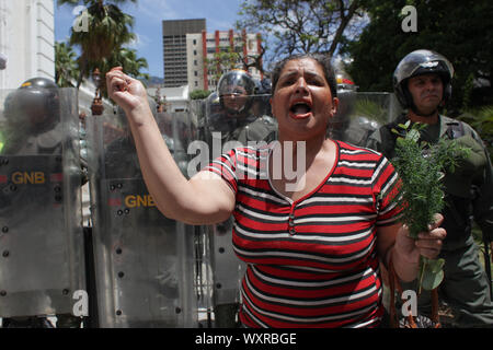 Caracas, Venezuela. Xvii Sep, 2019. Una donna prende parte a un insegnante protesta prima dell'Assemblea nazionale. Il gruppo ha chiesto di migliori condizioni di lavoro e salariali, mentre l opposizione disempowered si è riunito in assemblea. Credito: Boris Vergara/dpa/Alamy Live News Foto Stock