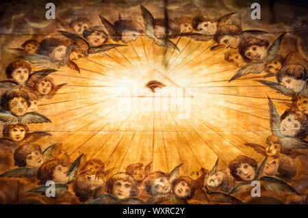 Vista ravvicinata dell'occhio della Provvidenza, o all-seeing eye di dio, simbolo circondato dagli angeli che può essere visto in alcune chiese europee. Occhio può essere Foto Stock