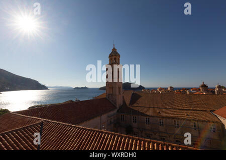 Dubrovnik Città Vecchia; il campanile del monastero Domican e la mattina estate sole visto dalla parete della città, Dubrovnik Croazia Europa Foto Stock