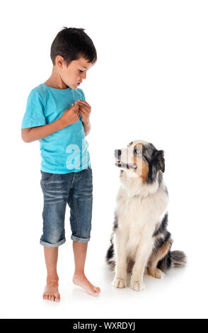 Bambino e cane in font di sfondo bianco Foto Stock