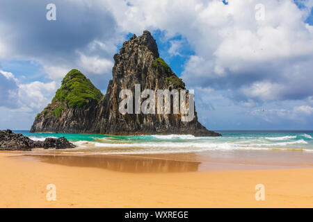 Vista del Morro dos Dois Irmãos di Fernando de Noronha, una paradisiaca isola tropicale al largo delle coste del Brasile Foto Stock