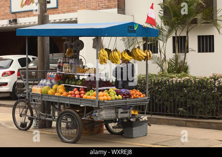 LIMA, PERÙ - 23 LUGLIO 2013: Venditore ambulante non identificato che vende frutta da un carrello per strada il 23 luglio 2013 a Miraflores, Lima, Perù. Foto Stock
