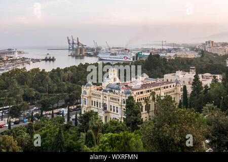 La città di Malaga. skyline della città di Malaga con la porta e il municipio, e il parco, Andalusia, sud della SPAI Foto Stock