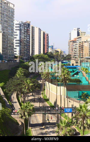 LIMA, PERÙ - 20 FEBBRAIO 2012: Via Bajada balta con il Club Tennis Las Terrazas e edifici residenziali a Miraflores, Lima, Perù Foto Stock