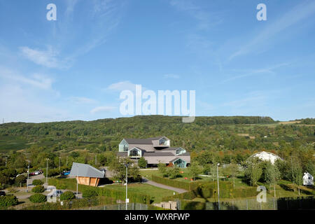 Una vista del Vitra casa dalla torre di scorrimento, Vitra campus di Weil am Rhein, Germania Foto Stock