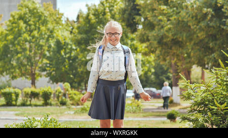 Ritratto di un 11 anni ragazza schoolgirl all'aperto in una calda giornata estiva. Foto Stock