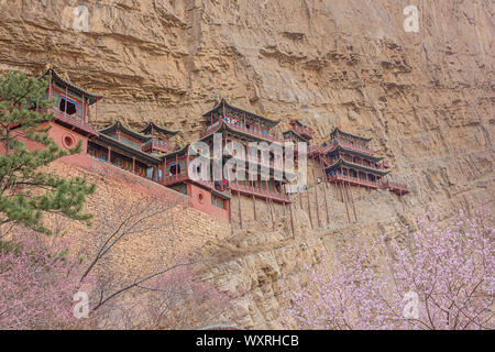 Editoriale: DATONG, Shanxi, Cina, 8 Aprile 2019 - fiori di ciliegio davanti al tempio appeso nei pressi di Datong Foto Stock