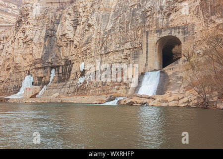 Vista ravvicinata della diga overflow accanto al tempio appeso nei pressi di Datong Foto Stock