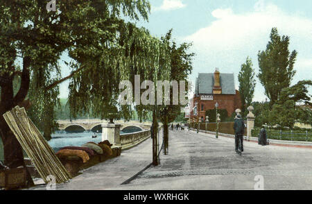Embankment e ponte di pietra Bedford 1906 Foto Stock