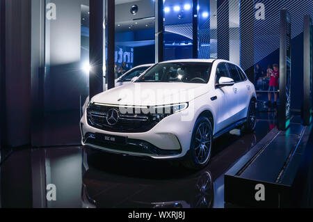 Francoforte - Sep 15, 2019: Bianco Mercedes-Benz EQC 400 4Matic SUV compatto - totalmente elettrico auto di lusso a IAA 2019 International Motor Show, nuovo prodotto Foto Stock