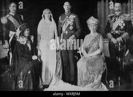 Un gruppo di famiglia, preso dopo le nozze del duca e della duchessa di York, 26th aprile 1923. Le nozze del Principe Alberto, Duca di York, e della Signora Elisabetta Bowes-Lyon hanno avuto luogo il 26th aprile 1923 all'Abbazia di Westminster. La coppia fu poi conosciuta come re Giorgio VI e regina Elisabetta. Foto Stock