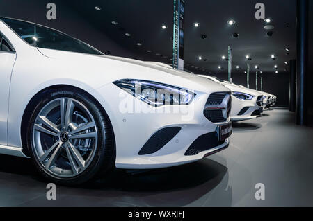 Francoforte - Sep 15, 2019: bianco auto Mercedes-Benz CLA 200 Freno di scatto a IAA 2019 International Motor Show, compatta le automobili di lusso in una fila. Close-up Foto Stock