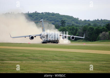 Una C-17 Globemaster III con il 437th Airlift Wing a base comune, Charleston S.C., decolla Giugno 23, 2016 da giovani Air Assault striscia sulla Fort McCoy Sud Post. Il C-17 prelevare elementi di servizio con il comune di unità di comunicazione di Fort Bragg, N.C., che ha completato 24 ore di evento di formazione a Fort McCoy. (U.S. Foto dell'esercito da Scott T. Sturkol, Ufficio per gli affari pubblici, Fort McCoy, Wis.) Foto Stock