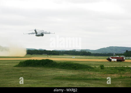 Una C-17 Globemaster III con il 437th Airlift Wing a base comune, Charleston S.C., decolla Giugno 23, 2016 da giovani Air Assault striscia sulla Fort McCoy Sud Post. Il C-17 prelevare elementi di servizio con il comune di unità di comunicazione di Fort Bragg, N.C., che ha completato 24 ore di evento di formazione a Fort McCoy. (U.S. Foto dell'esercito da Scott T. Sturkol, Ufficio per gli affari pubblici, Fort McCoy, Wis.) Foto Stock