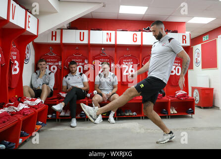 Crawley, Regno Unito. Xvii Sep, 2019. Ollie Palmer gioca keepeuppie nella sala cambio prima che il Cielo lega Bet una corrispondenza tra la città di Crawley e Plymouth Argyle presso i popoli Pension Stadium in Crawley. Credito: teleobiettivo con immagini/Alamy Live News Foto Stock