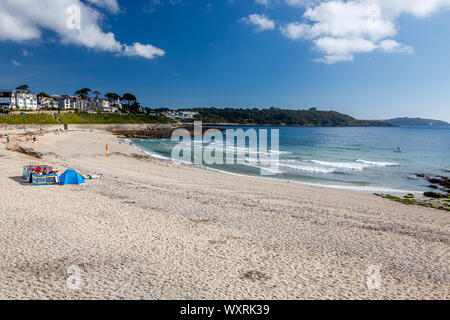 Affacciato sulla spiaggia di sabbia dorata di Gyllyngvase Beach Falmouth Cornwall Regno Unito Europa Foto Stock