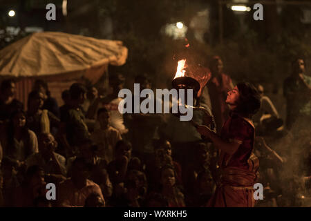 Un sacerdote di eseguire la famosa "Ganga arti presso la banca del fiume Gange a Varanasi Foto Stock