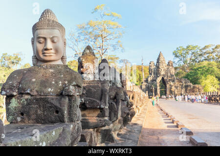 Fila di sculture custodi di gate sul ponte, Porta Sud di Angkor Thom complessa, Cambogia Foto Stock