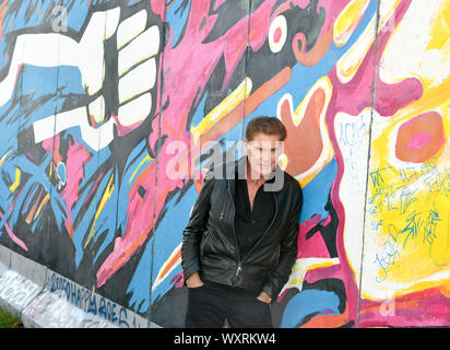 Berlino, Germania. Xvii Sep, 2019. David Hasselhoff si trova di fronte la East Side Gallery a una presentazione di Audible audio originale libro 'fino contro la parete - Missione Mauerfall'. La data di pubblicazione è il 3 ottobre 2019. Credito: Jens Kalaene/dpa-Zentralbild/dpa/Alamy Live News Foto Stock