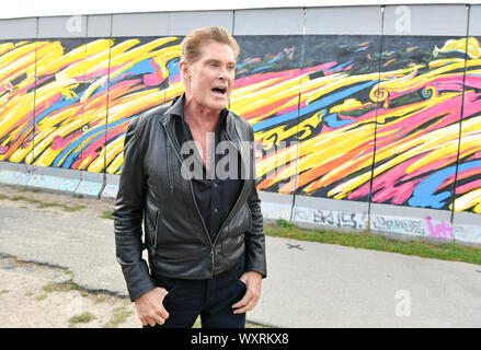 Berlino, Germania. Xvii Sep, 2019. David Hasselhoff si trova di fronte la East Side Gallery a una presentazione di Audible audio originale libro 'fino contro la parete - Missione Mauerfall'. La data di pubblicazione è il 3 ottobre 2019. Credito: Jens Kalaene/dpa-Zentralbild/dpa/Alamy Live News Foto Stock