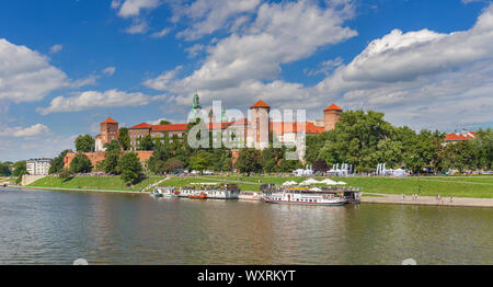 Il castello di Wawel sulle rive del fiume Vistola Foto Stock