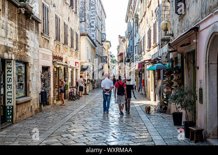La strada principale della città vecchia di Porec. Decumanus Street. Parenzo, Parenzo, Istra, Croazia 2019 Foto Stock