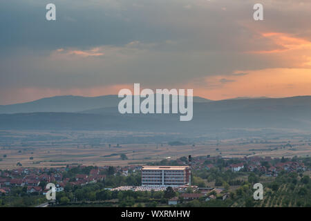 Ospedale di Pirot, Serbia, visto dal di sopra, con il suo tetto che riflettono la luce dorata di una regolazione del sole Foto Stock