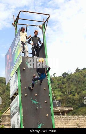 BANOS, ECUADOR - 25 FEBBRAIO 2014: Persona non identificata che pratica la discesa per canyoning su una parete di arrampicata il 25 febbraio 2014 a Banos, Ecuador Foto Stock