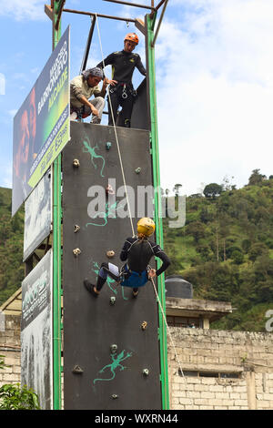 BANOS, ECUADOR - 25 FEBBRAIO 2014: Persona non identificata che pratica la discesa per canyoning su una parete di arrampicata il 25 febbraio 2014 a Banos, Ecuador Foto Stock