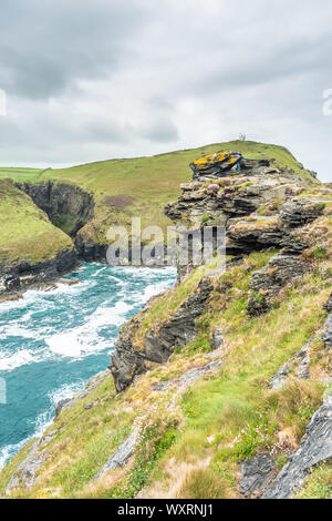 Viste spettacolari dalla parte superiore di Warren punto vicino Boscastle Harbour ingresso, North Cornwall, Inghilterra, Regno Unito. Foto Stock