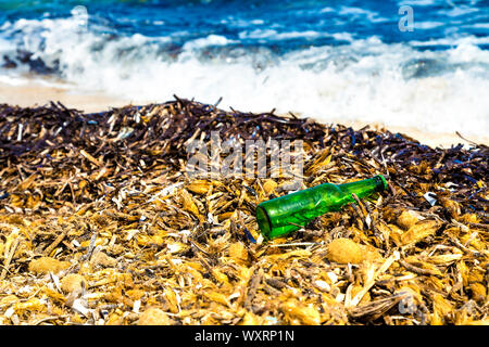 Una bottiglia di vetro si è incagliata su una spiaggia, s'Espalmador, isole Baleari, Spagna Foto Stock