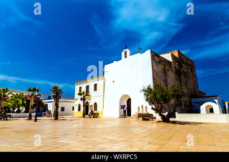 Chiesa da Plaza de la Constitución, Sant Francesc Xavier, Formentera, isole Baleari, Spagna Foto Stock