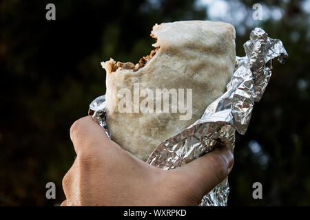 Azienda Carne Asada Burrito avvolti in carta metallizzata Foto Stock