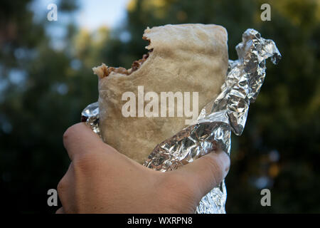 Azienda Carne Asada Burrito avvolti in carta metallizzata Foto Stock