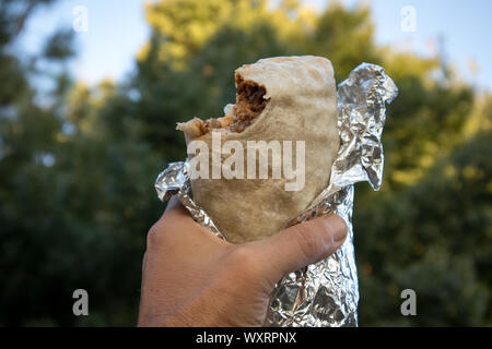 Azienda Carne Asada Burrito avvolti in carta metallizzata Foto Stock