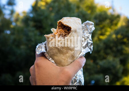 Azienda Carne Asada Burrito avvolti in carta metallizzata Foto Stock