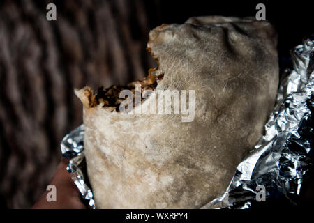 Azienda Carne Asada Burrito avvolti in carta metallizzata Foto Stock