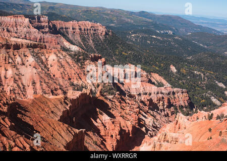 Le formazioni rocciose mostrano l erosione da acqua meteo e vento nel colore rosso arenaria a Cedar Breaks National Monument in Utah negli Stati Uniti. Foto Stock