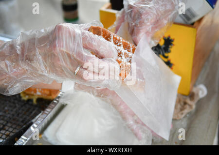 Moline, Iowa, USA. Xv Sep, 2019. Sandy Coopman mette la cialda in un baggie durante il settimo belga annuale Fest di Stephens Park Domenica, Settembre 15, 2019, di Moline. Credito: Meg Mclaughlin/Mmclaughlin@Qconl/Quad-City volte/ZUMA filo/Alamy Live News Foto Stock