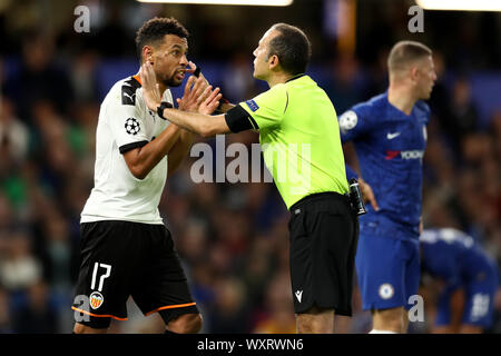 Stamford Bridge, a Chelsea, Londra Inghilterra. Xvii Sep, 2019. Champions League calcio stadi di gruppo, Chelsea FC versus Valencia CF; Francis Coquelin di Valencia parla con arbitro Cuneyt Cakir come egli assegna un calcio di rigore via VAR Credit: Azione Plus sport/Alamy Live News Foto Stock