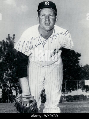 Firmato degli anni sessanta era foto in bianco e nero di Hall of fame pitcher Whitey Ford con i New York Yankees di American League. Foto Stock