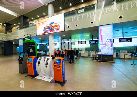 Russia, Rostov-on-Don, 17 settembre 2019: Aeroporto Internazionale Platov, distributori automatici di biglietti e pass di confine stampante. Foto Stock