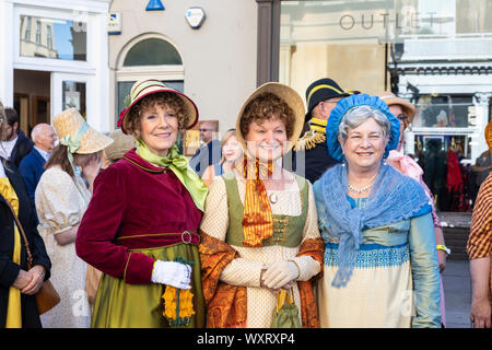 Festival di Jane Austen 2019. La Grand Regency Promenade, dove oltre 500 persone provenienti da tutto il mondo si uniscono alla processione ufficiale di apertura del festival.UK Foto Stock