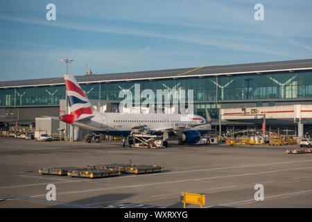 Un British Airways Airbus A320-251N (G-TTNE) nel Terminal 5 di Londra Heathrow di Londra, Regno Unito. Foto Stock