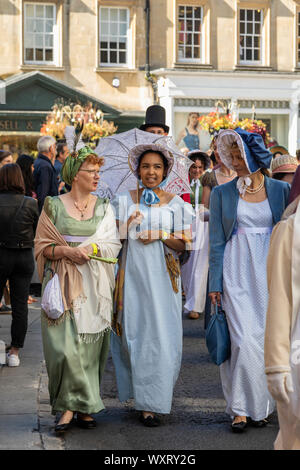 Festival di Jane Austen 2019. La Grand Regency Promenade, dove oltre 500 persone provenienti da tutto il mondo si uniscono alla processione ufficiale di apertura del festival.UK Foto Stock