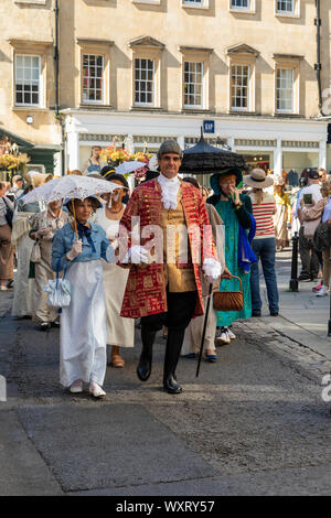 Festival di Jane Austen 2019. La Grand Regency Promenade, dove oltre 500 persone provenienti da tutto il mondo si uniscono alla processione ufficiale di apertura del festival.UK Foto Stock