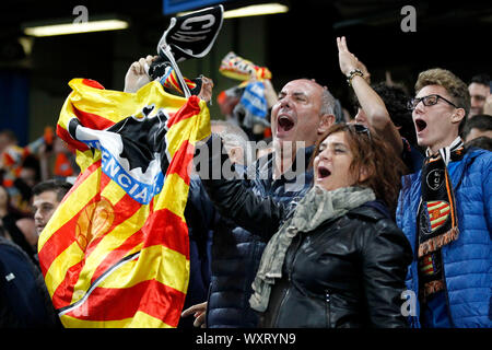 Londra, Regno Unito. Xvii Sep, 2019. Valencia tifosi durante la UEFA Champions League match tra Chelsea e Valencia a Stamford Bridge, Londra, Inghilterra il 17 settembre 2019. Foto di Carlton Myrie. Solo uso editoriale, è richiesta una licenza per uso commerciale. Nessun uso in scommesse, giochi o un singolo giocatore/club/league pubblicazioni. Credit: UK Sports Pics Ltd/Alamy Live News Foto Stock