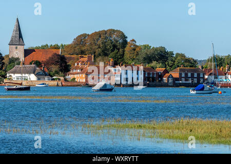 Alta Marea nel pittoresco villaggio di Bosham mostra la chiesa della Santa Trinità, porto di Chichester, West Sussex, in Inghilterra, Regno Unito Foto Stock