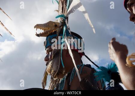 Mexica Yolotl, a Minneapolis-base Aztec tradizionali balli di gruppo che celebra la pre-eredità ispanica di eseguire presso la Minnesota State Fair. Foto Stock