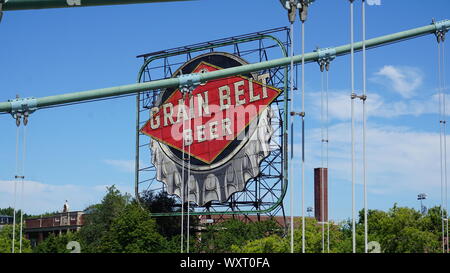 Vintage cinghia grano segno di birra su Nicollet isola dietro il Hennepin Avenue ponte sul fiume Mississippi, Minneapolis, Minnesota, Stati Uniti d'America Foto Stock